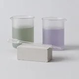 Yeşil ve eflatun sıvılı iki cam beher